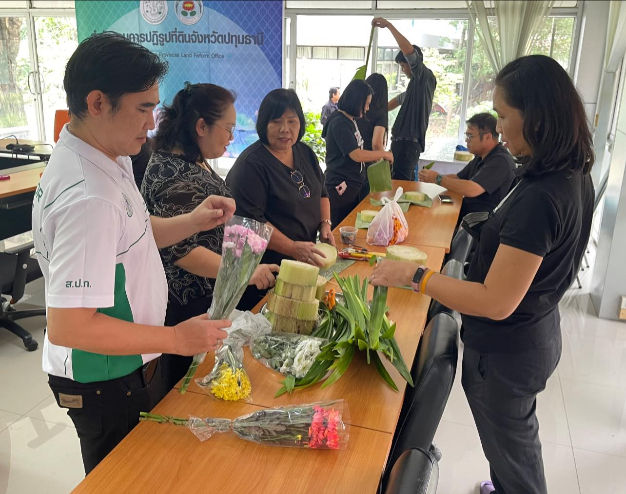 title - ส.ป.ก.ปทุมธานี ร่วมสืบสานประเพณีไทยในวันลอยกระทง #ฝีมือร้ายกาจไม่ธรรมดานะพวกเรา ชาว ส.ป.ก.ปทุม